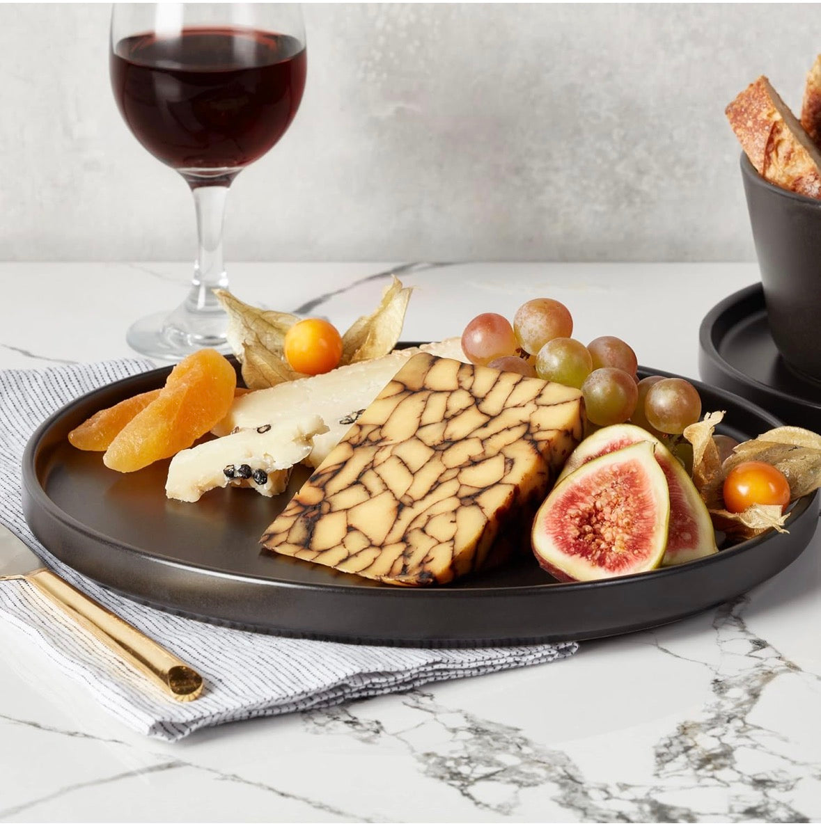 Stone Lain Celina 16-Piece Stoneware Round Dinnerware Set, Service for 4 - Black Matte Plates, Bowls and Dish, Service for 4 – Minimalist Round Style, Microwave & Dishwasher Safe