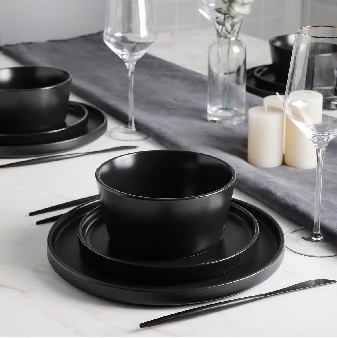 Stone Lain Celina 16-Piece Stoneware Round Dinnerware Set, Service for 4 - Black Matte Plates, Bowls and Dish, Service for 4 – Minimalist Round Style, Microwave & Dishwasher Safe